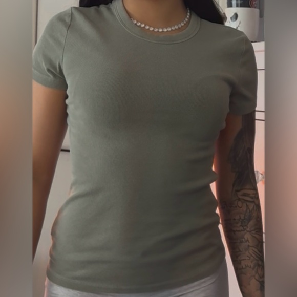 Green tee
Lose fitted - Picture 3 of 3